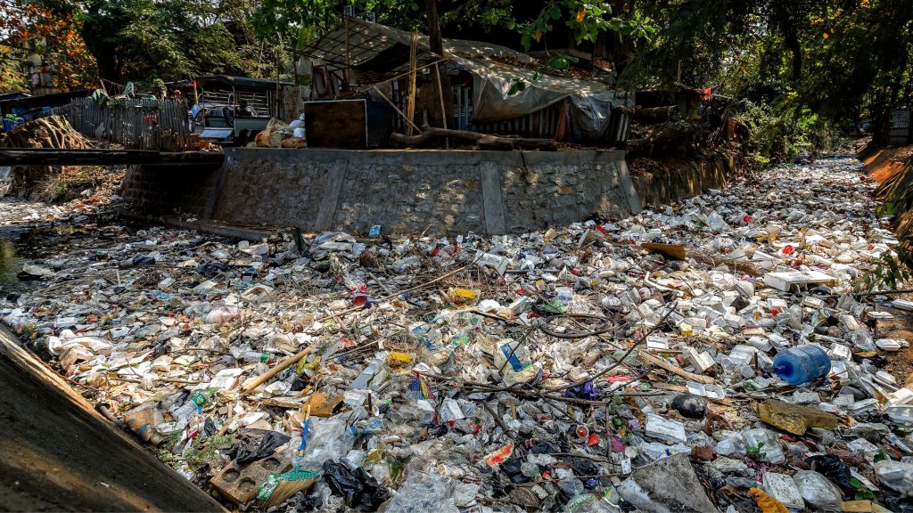 Verschmutzter Fluss in Asien